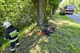 Uderzył w auto, którym jechał poszukiwany przez policję
