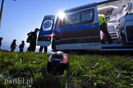 Motocyklista wypadł z drogi i uderzył w drzewo