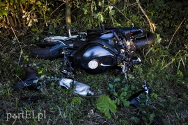 Motocyklista wypadł z drogi i uderzył w drzewo zdjęcie nr 157361