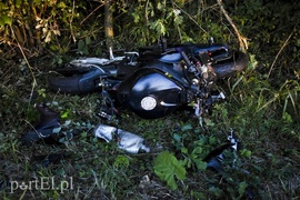 Motocyklista wypadł z drogi i uderzył w drzewo