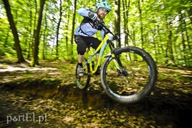 Skaczą na rowerach w Bażantarni