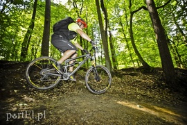 Skaczą na rowerach w Bażantarni