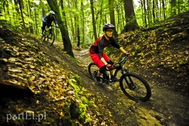 Skaczą na rowerach w Bażantarni