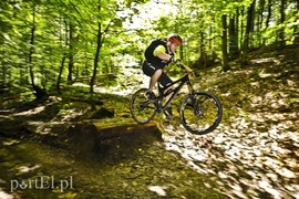 Skaczą na rowerach w Bażantarni
