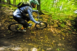 Skaczą na rowerach w Bażantarni
