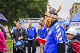 Za mundurem smocze łodzie sznurem