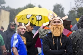 Za mundurem smocze łodzie sznurem