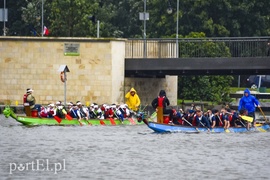 Za mundurem smocze łodzie sznurem