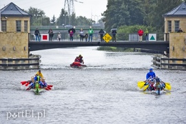 Za mundurem smocze łodzie sznurem