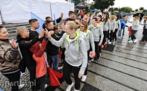 Deszczowa prezentacja Kram Startu