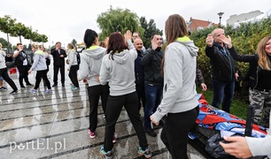 Deszczowa prezentacja Kram Startu