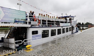 Deszczowa prezentacja Kram Startu