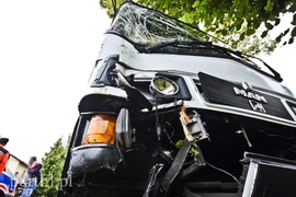 Autokar z dziećmi uderzył w drzewo