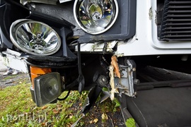 Autokar z dziećmi uderzył w drzewo