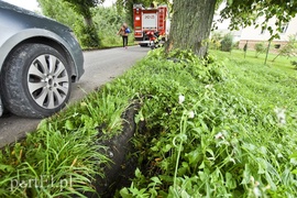 Autokar z dziećmi uderzył w drzewo