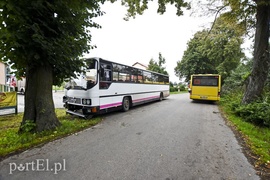 Autokar z dziećmi uderzył w drzewo