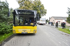 Autokar z dziećmi uderzył w drzewo