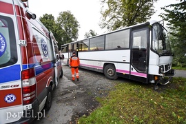 Autokar z dziećmi uderzył w drzewo
