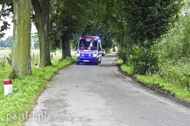 Autokar z dziećmi uderzył w drzewo