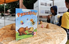 Jadą przez kraj, żeby pomóc pszczołom