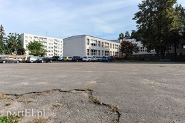 SP 23: boisko czy parking?