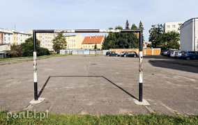 SP 23: boisko czy parking?