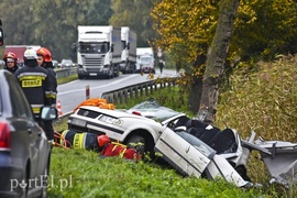 Uderzył w drzewo, zginęła 17-latka