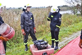 Strażacy ćwiczą walkę z cofką