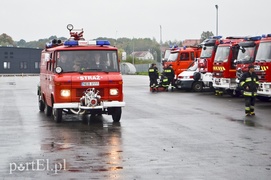 Strażacy ćwiczą walkę z cofką