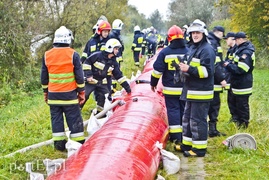 Strażacy ćwiczą walkę z cofką