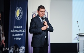 Młodzież świętuje stulecie niepodległości