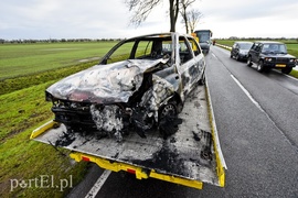 Wypadek koło Fiszewa, auto w płomieniach