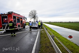 Wypadek koło Fiszewa, auto w płomieniach