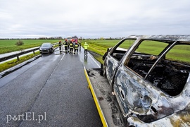 Wypadek koło Fiszewa, auto w płomieniach