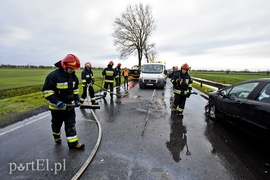 Wypadek koło Fiszewa, auto w płomieniach