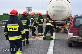 Zderzenie daihatsu z cysterną na S7