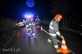 Chciał wyprzedzić, wypadł z drogi