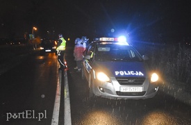 Chciał wyprzedzić, wypadł z drogi