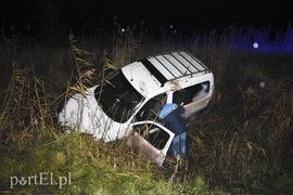 Chciał wyprzedzić, wypadł z drogi