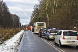 Skarpa z drzewami osunęła się na drogę