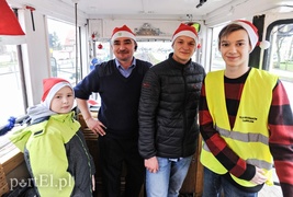 Tramwaj z Mikołajem po torach mknie