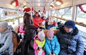 Tramwaj z Mikołajem po torach mknie