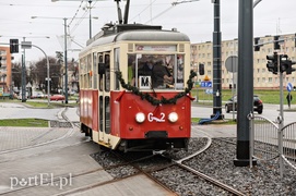 Tramwaj z Mikołajem po torach mknie