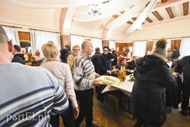 Przychodzą po kawałek normalności