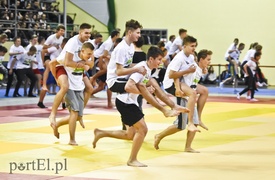 Mistrz rzuca na matę i zachęca: Wuef jest fajny