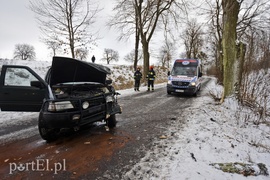 Autem uderzył w drzewo