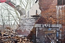 Wyburzają kolejny budynek