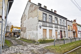 Wyburzają kolejny budynek