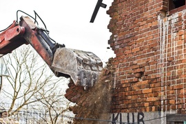 Wyburzają kolejny budynek