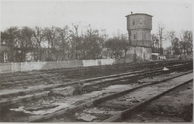 Ul. Lotnicza, okolice przejazdu kolejowego - żołnierz radziecki z oddziału lejtnanta Artamonowa leży przy torach przy końcu peronów dworca kolejowego. Fot. Borys Ijlicz Wieljaszew z książki Tomasza Glinieckiego (Walki o Elbląg: Styczeń-Luty 1945)